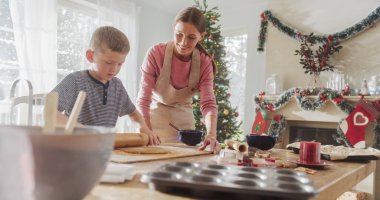 Anne ve Oğlu 'nun Noel' de zencefilli çörek pişirme portresi. Küçük şirin çocuk annesine ev işlerinde ve aşçılıkta yardım ediyor.