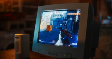 Doksanlı yıllarda gece geç saatlerde Retro Garage 'daki 3D birinci şahıs nişancı video oyunu ile eski masaüstü bilgisayarını kapat. Oyuncuların Popüler Çalışanlarının Tarihi