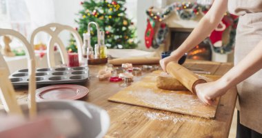 Anonim Kadın Evde Noel için zencefilli ekmek yapmaya hazırlanıyor. Ev hanımı ve anne Aileyle Paylaşacak Pastalar Yapıyor