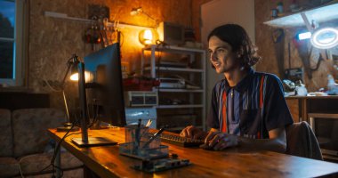 Kafkas erkek yazılım mühendisi Kodlama Akşamları Masaüstü Bilgisayarında. Man Start Technological Startup Şirketi. Kodlama Yenilikçi