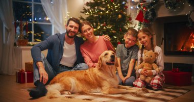 Mutlu Aile Kameraya Bakıyor, Gülümsüyor, Sarılıyor. Sevimli kızı ve oğlu ve evcil köpeği olan genç bir koca ve eş.