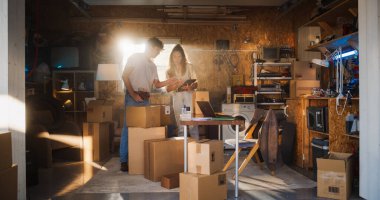 Ev Garajı 'nda çalışan ve konuşan çeşitli küçük işletme ortakları. İspanyol bayan menajer dizüstü bilgisayardan online siparişleri dolduruyor. İki Kafkas Arkadaşı