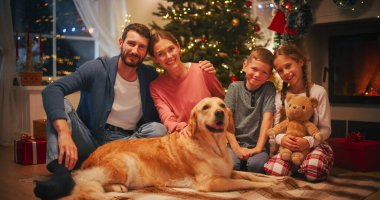 Kamera için Sevgi Dolu Aile pozu, Gülümseme ve Sarılmanın Tatil Portresi. Erkek arkadaş, kız arkadaş, iki çocuk ve bir evcil köpek.