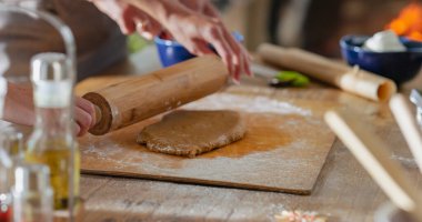 Anonim Kadın Evde Noel için zencefilli ekmek yapmaya hazırlanıyor. Ev hanımı ve anne Aileyle Paylaşacak Pastalar Yapıyor