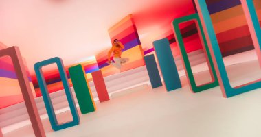 Parlak Kazaklı Erkek Dansçı Renkli Dekorasyon Stüdyosunda Swift Breakdance Hareketleri Gösteriyor. Profesyonel B-Boy Yeteneğini gösteriyor ve...