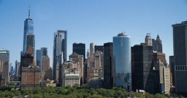 Manzaralı New York Şehri Aşağı Manhattan Mimarisi. Güneşli bir günde helikopterden panoramik şehir görüntüsü. Birlikte şehir manzarası