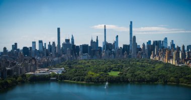 Sunny Weather New York City Havacılık Merkezi Park üzerinde Manhattan Gökdelenleri ile birlikte. Kentsel Skyline 'ın Cinematic Drone Görünümü