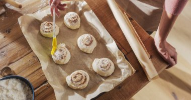 Noel için Aile ve Arkadaşlarla Paylaşmak İçin Pasta Yapan İsimsiz Bir Kadının Ellerine Kapan. Lezzetli Çörekler Tereyağlı Olmak İçin