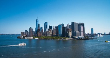 Ofisi ve apartmanı olan Manhattan Adası 'nın havadan çekilmiş fotoğrafı. Hudson Nehri Sahnesi Yat, Tekne, Dünya Ticaret Merkezi Gökdeleni