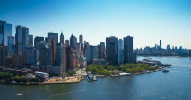 Aşağı Manhattan Mimarisinin Hava Görüntüsü. Bir helikopterden Wall Street Finans Bölgesi Panoramik Fotoğrafı. Ofis Binaları Sulu Sahne