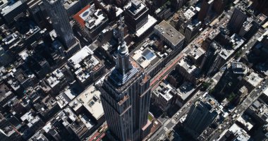 New York City İş Merkezi, yukarıdan. Ünlü bir Art Deco gökdeleninin hava fotoğrafı. Etkileyici bir Turist Simgesi üzerinde helikopter görüntüsü. Manhattan