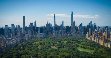 Sunny Weather New York City Havacılık Merkezi Park üzerinde Manhattan Gökdelenleri ile birlikte. Kentsel Skyline 'ın Cinematic Drone Görünümü