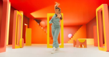 Parlak Makyajlı Güzel Kadın Enerjik Dans ve Renkli Geometrik Soyut Çevre ile Etkileşim. Genç Bayan Mutlu Bir Performans Gösteriyor