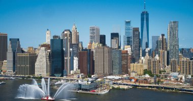 Manhattan Gökdelenleri üzerinde yansıtıcı cam pencereli hava helikopteri görüntüsü. Güneşli bir günde yansıtan Güzel Mavi Gökyüzü