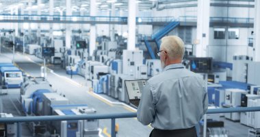 Bir Platform 'da duran bir yetişkin mühendisin portresi, bir Elektronik Fabrikasında dizüstü bilgisayar kullanmak. Teknik Yenileme Yapan Teknisyen Çevrimiçi