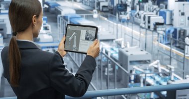 Otomatik Robot Silahları ile çalışan Modern Teknoloji Elektronik Fabrikası 'ndaki Kadın Mühendis İzleme ve Analiz Koşulları