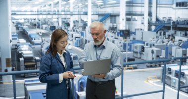 Deneyimli Orta Çağ Mühendisi Genç Japon Öğrenciye Elektronik Fabrikası Turu düzenliyor. Teknik Geçmişi Olan Asyalı Kadın Sorular Soruyor