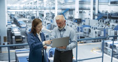 Otonom Robot Eller ile Modern İmalat 'ta çalışan fabrika yöneticileri. Teknik Verileri İzleyen Kadın ve Erkek Uzmanlar