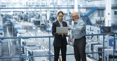 Orta Çağ Mühendisi ve Konuşan ve Dizüstü Bilgisayar kullanan Kadın Teknisyen. Modern koşulları gözlemleyen, analiz eden uzmanlar.