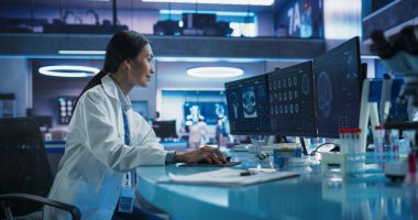 Kanser Araştırma Merkezi: Asyalı Kadın Sinir Bilimci, Bilgisayarı kullanarak insan beyninin tomografisini analiz ediyor. Uzman Çalışması