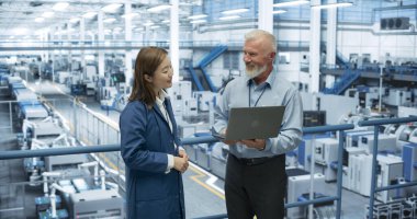 Deneyimli Orta Çağ Mühendisi Genç Japon Öğrenciye Elektronik Fabrikası Turu düzenliyor. Teknik Geçmişi Olan Asyalı Kadın Sorular Soruyor