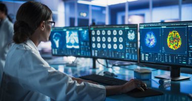 Tıbbi Araştırma Merkezi: Kafkas kadın nörolog MRI ve PET beyin taramalarıyla birlikte masaüstü bilgisayarı kullanıyor. Profesyonel Doktor Arıyor