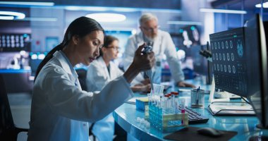 Farmasötik Araştırma Laboratuvarı: Yenilikçi Zihinsel Bozukluklar üzerine çalışmak için test tüpleriyle çalışan Asyalı kadın doktor. Buraya Odaklan