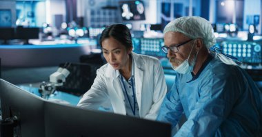 Tıbbi Hastane Araştırma Laboratuvarı Toplantısı: Kadın Asyalı Nörobilimci Beyaz Erkek Beyin Cerrahıyla Televizyonda CT Beyin Taramaları Hakkında Konuşuyor