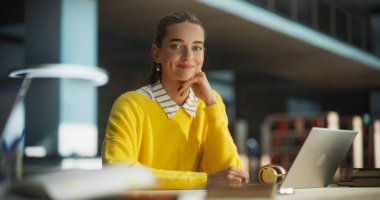 Modern Kütüphane 'de dizüstü bilgisayarında 