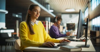 Sarı Atlamalı Güzel Beyaz Kız Öğrenci Masaüstü Bilgisayarı Üzerine Okul Tezi Üzerinde Çalışıyor. Çevrimiçi Çalışan Genç Zeki Kadın