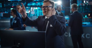 Bir borsada çalışan Ortaçağ İşletmecisinin Portresi. Stil Yetişkin Adam İletişim Kuruyor Arama ve Gösterimde Alım Satım Emirleri