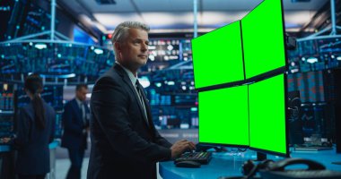 Finansal Analizci Yeşil Ekran Kromakeyli Çoklu Monitör Çalışma İstasyonu ile Masaüstü Bilgisayar Kullanıyor. Borsada çalışan tüccar.