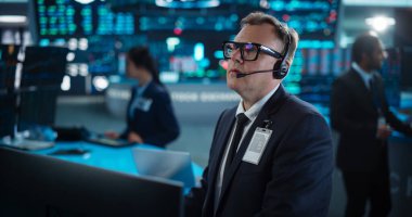 Bir borsada çalışan Ortaçağ İşletmecisinin Portresi. Stil Yetişkin Adam İletişim Kuruyor Arama ve Gösterimde Alım Satım Emirleri