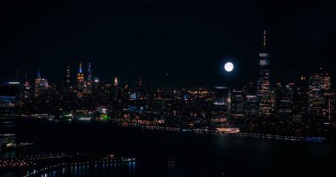 Manzaralı New York Şehri Gece Manzarası Mimari ve Büyük Parlayan Dolunay. Bir helikopterden Panoramik Mali Bölge Fotoğrafı