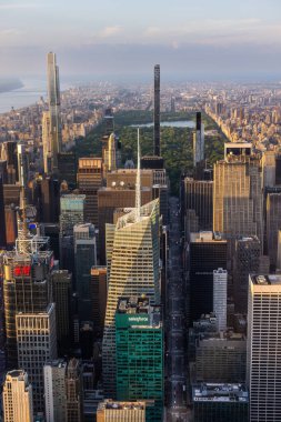 Havadan Helikopter Fotoğrafı Central Park 'ta Doğa, Ağaçlar, İnsanlar Manhattan Gökdelenleri Çevresinde Piknik Yapıyor ve Dinleniyor