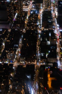 New York Şehri 'nin Gece Sokağının Görünür Ağ Sistemi, İş ve Konut Apartmanı Çatıları ile Üstten Aşağı Hava Manzarası. Trafikte Yoğun Merkez