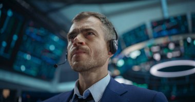 Akıllı ve düşünceli bir borsa simsarının yakın portresi. Bilgisayar Ekranlarına Bakan Yetişkin Adam Borsa Verilerini Analiz Ediyor