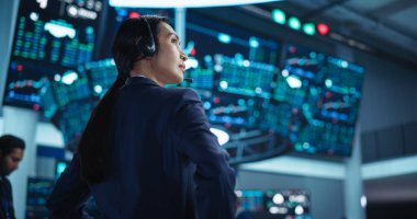 Tablet Bilgisayar kullanan, Gerçek zamanlı hisse senedi verilerini araştıran, emtiaları analiz eden genç ve güzel bir borsa simsarının portresi