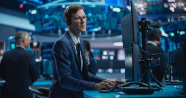 Uluslararası Borsa 'da Çalışan Yetişkin Kafkasyalı Adamın Portresi: Eşitlik ve Paylaşım Piyasalarını İzleyen Uzman