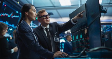 İki Çoklu Etnik Borsa Borsacıları Ekibi Bilgisayarı Kullanıyor, Uluslararası İşletme Müşterisi Varlık Yönetimi Stratejisi hakkında sohbet ediyor, Çalışıyor