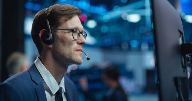 İş Ortaklarıyla Çevrimiçi Profesyonel Yatırımcı İletişimi. Gerçek zamanlı hisse senedi bilgilerine sahip bir bilgisayar üzerinde çalışan Yetişkin Borsacısı