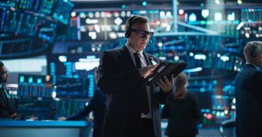 Modern Ofiste Çalışan Başarılı Bir Borsa Müdürünün Portresi. Proactive Trawsing Internet 'i bir Tablet Bilgisayar üzerinde tarıyor, Yazılım kullanarak