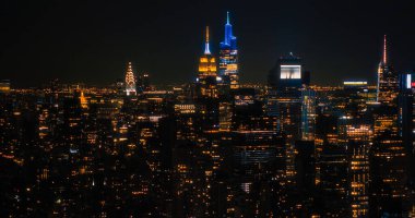 Akşam saatlerinde Ofis Binalarının Hava Çekimi. Odaların ışıkları açık, iş adamları ve New York 'ta uzun saatler çalışan yöneticiler. Helikopter.