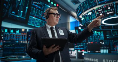 Bir borsada çalışan profesyonel erkek tüccarın portresi. Hevesli Orta yaşlı adam bağırıyor, şirket hisseleri için sinyal gönderiyor ve...