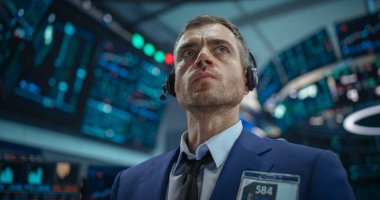 Yakışıklı bir borsa simsarının portresi. Borsada çalışıyor. Yetişkin Adam Bir Görev ve Araştırma Yatırımına Yoğunlaştı