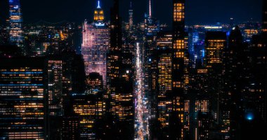 Manzaralı New York şehri manzaralı Manhattan Mimarisi. İş bölgesinin panoramik gece fotoğrafı bir helikopterden. Birlikte şehir manzarası