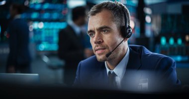 Gerçek zamanlı Grafikler, Finansal Raporlar ve Piyasa Güncellemeleri ile Masaüstü Bilgisayarı Kullanan Bir Finansal Analistin Portresi. Modern Stokta Çalışan Tüccar