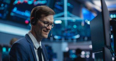 Beyazların Erkek Borsası Ajanı 'nın Bir Telefon Görüşmesinde Bir Müşteriyi Yeni Başarılı Bir Girişime Yatırım Yapması İçin Motive Etmek