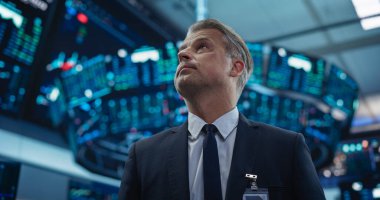 Uluslararası Menkul Kıymetler Borsasında Çalışan Orta Yaşlı Bir Adamın Portresi: Ekranda Equity ve Hisse Piyasası Büyük Verilerine Bakan Uzman