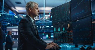 Orta Çağ Borsası Simsarı 'nın Portresi Gerçek zamanlı Borsa, Borsa ve Borsa ile Çoklu Ekran Çalışma İstasyonunda Çalışıyor